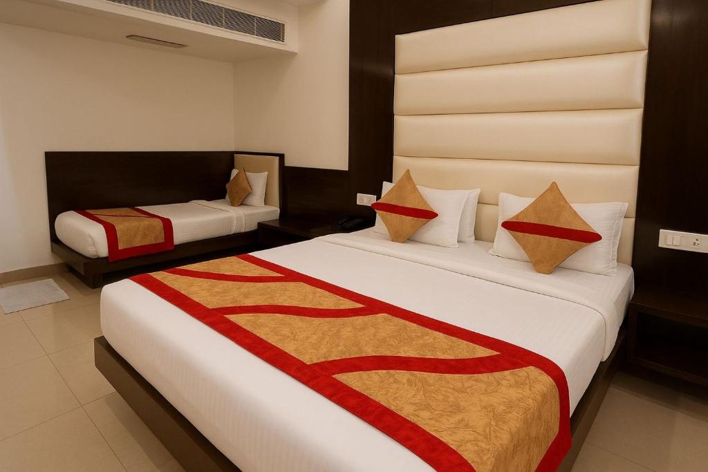 une chambre d'hôtel avec deux lits dans une chambre dans l'établissement Hotel Benz International, Karol Bagh, à New Delhi