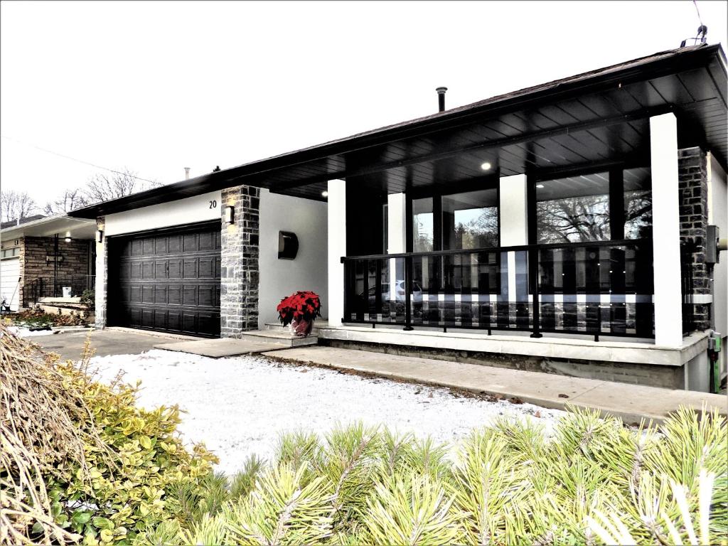 a house with a black and white at iResidence in Toronto - Fantastic Vacation Home with Breakfast in Toronto