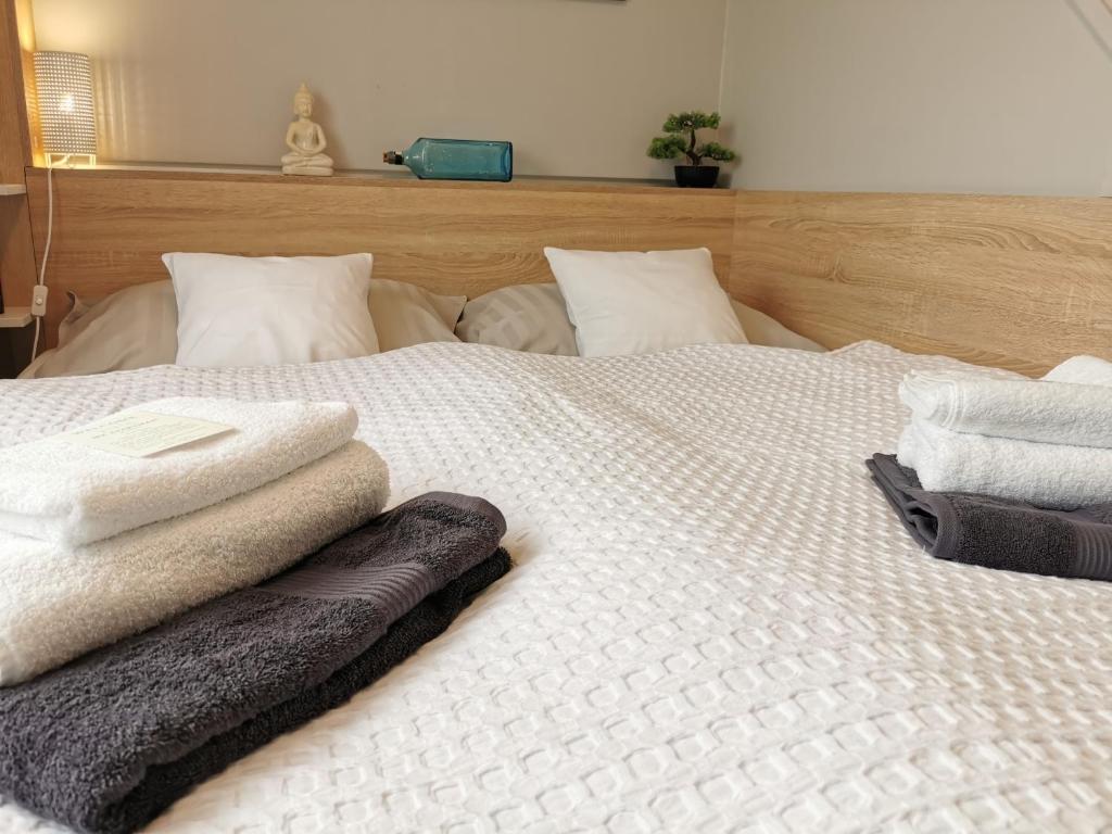 Ένα ή περισσότερα κρεβάτια σε δωμάτιο στο MK Apartman