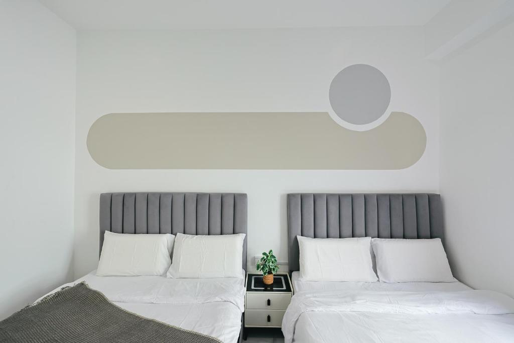 Postel nebo postele na pokoji v ubytování Cameron Centrum ChillSuites Peaceful Escape Clover Home A-3-15B
