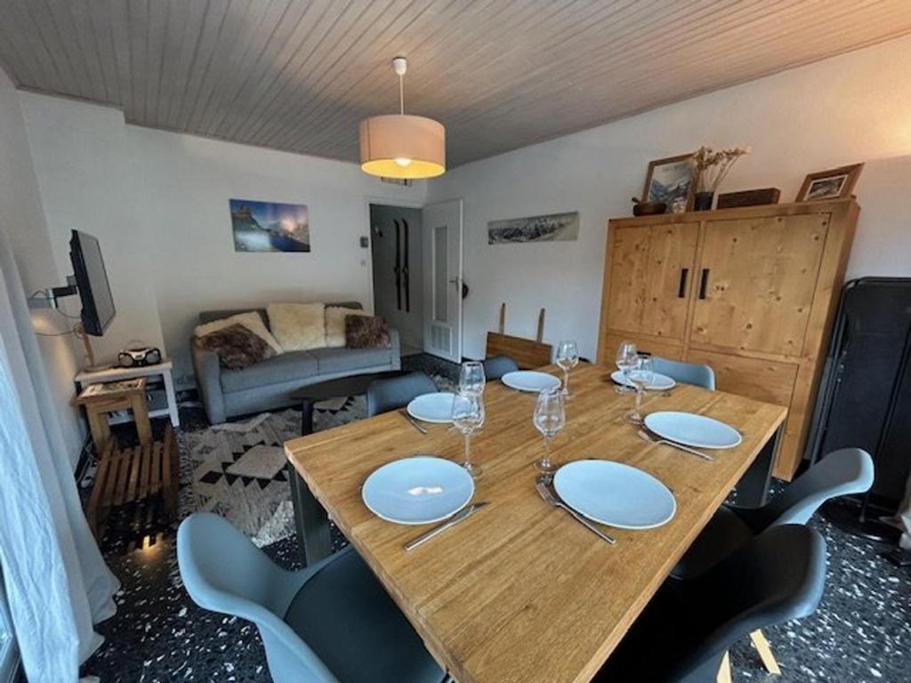 une salle à manger avec une table et des chaises en bois dans l'établissement Appartement 3 pièces, 6 couchages - Chantemerle, Serre-Chevalier, balcon, parking, casier à ski - FR-1-330E-9, à Saint-Chaffrey