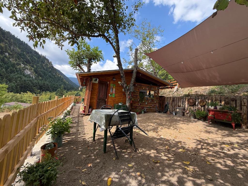 a table and chairs in front of a house at RVilla in Pávliani