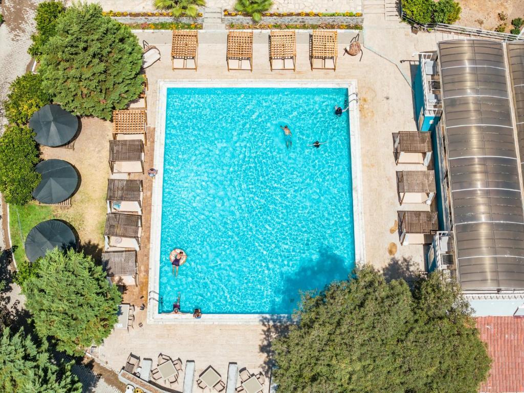an overhead view of a pool with people swimming in it at EMAN TERMAL HOTEL in Ilıcalı