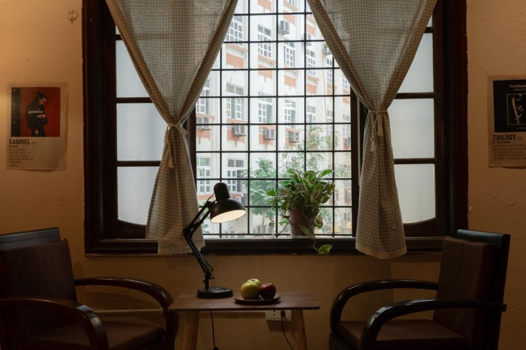 ハノイにあるTreelings Coffee & Home, Old Quarter, Food Streetの窓際の灯