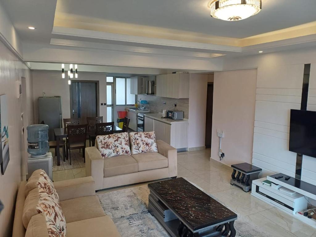 内罗毕Blonch's Airbnbs的带沙发和桌子的客厅和厨房