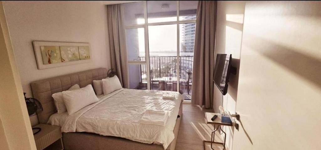 Postel nebo postele na pokoji v ubytování ALREEM ISLAND, Unique furnished one bedroom with amazing sea view POOL, GYM, parking, Pets allowed