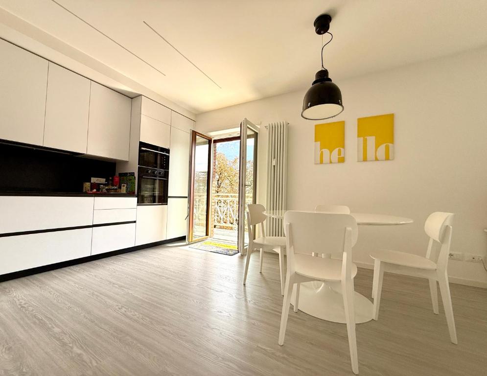 een keuken en eetkamer met een tafel en stoelen bij Domus Fersina in Trento