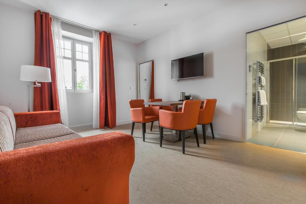 TV a/nebo společenská místnost v ubytování Hotel-Café du Trinquet