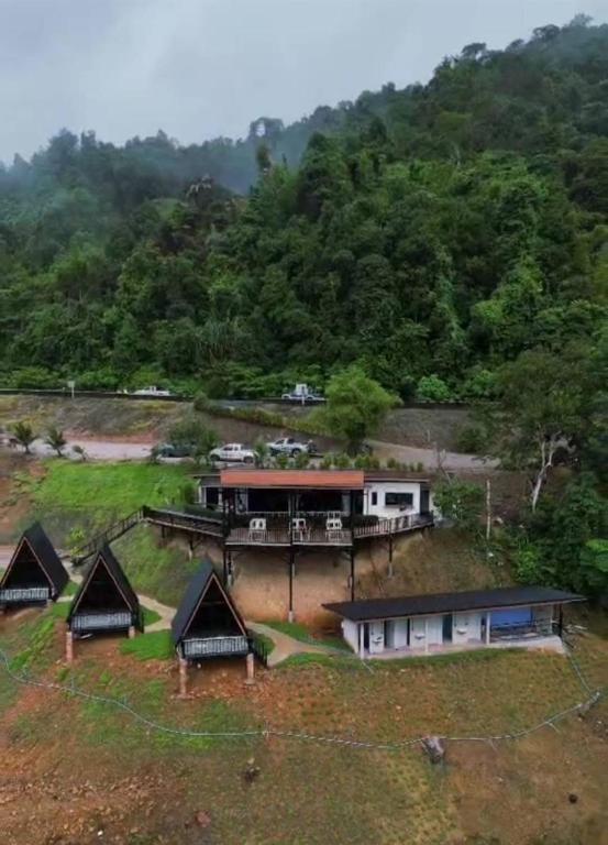 カオソックにあるKhaosok Campsiteの木の集合住宅