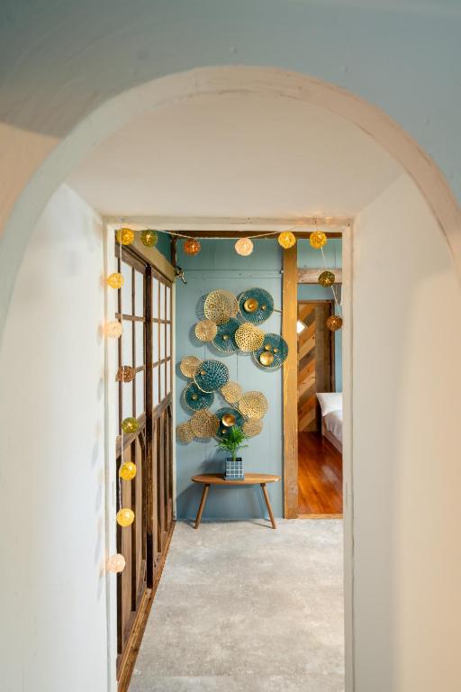 an archway leading into a room with a table at 一棟貸し古民家月の桃 in Motobu