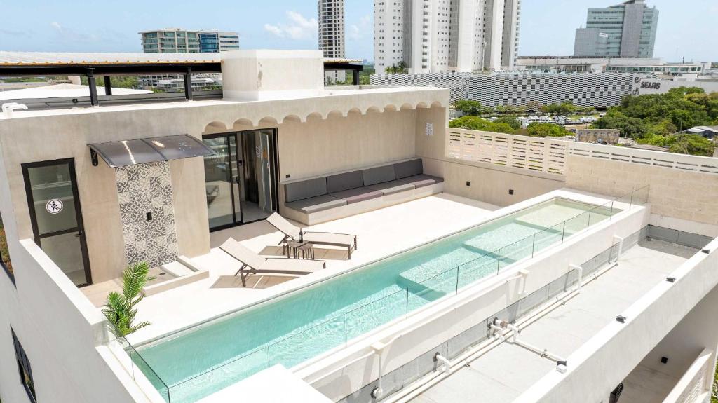 a swimming pool on the roof of a building at Nomad Studio Fast WiFi and Rooftop Pool in Cancún
