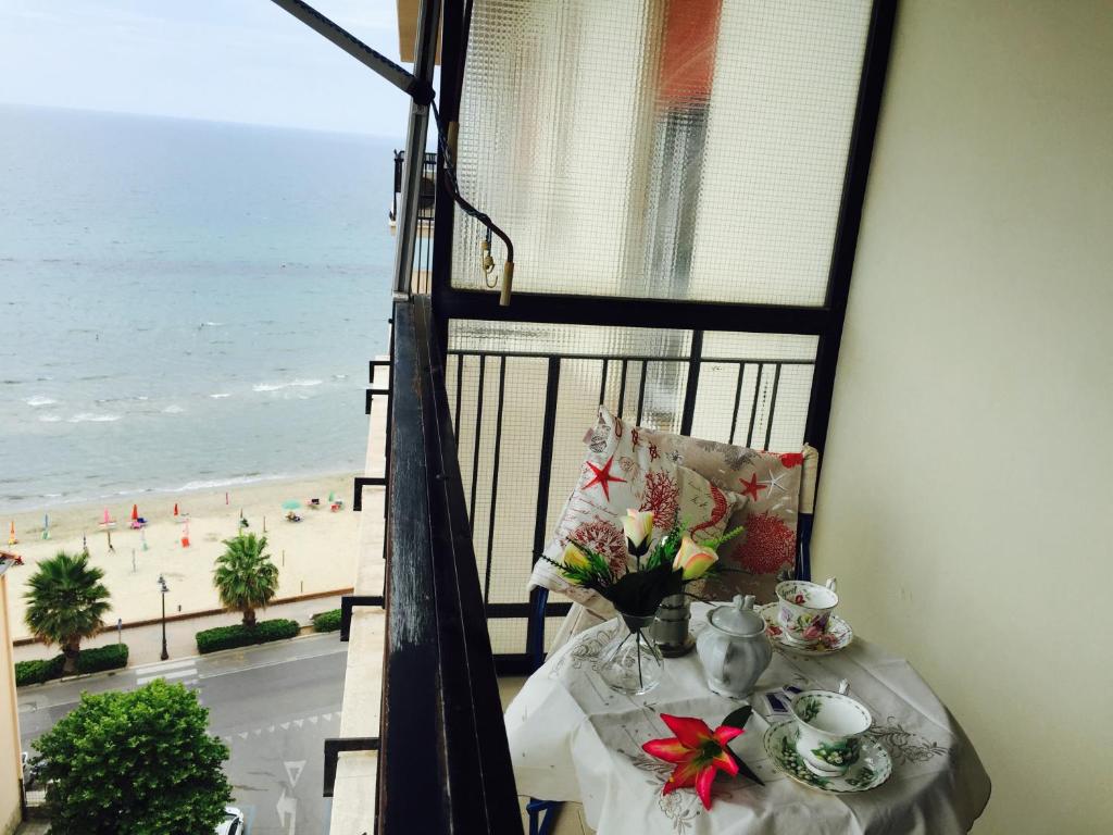 フォッローニカにあるSilvinia Apartamentのビーチを望むバルコニー(テーブル付)