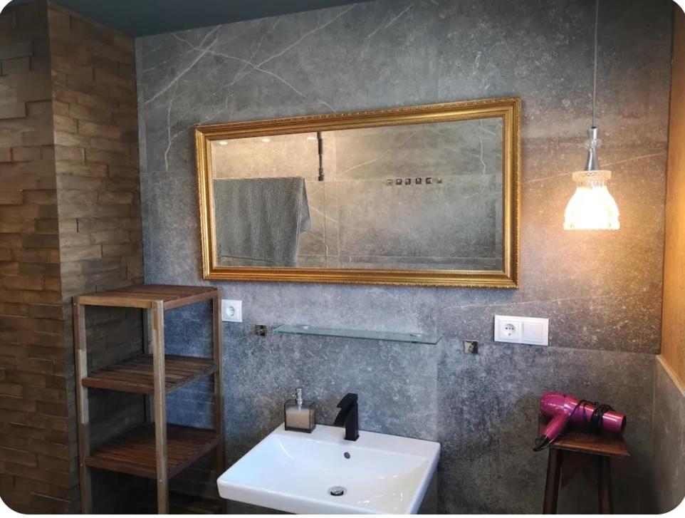 Koupelna v ubytování Ferienhaus Waldoase für 11 Personen und max 2 Hunde im Nationalpark Eifel in Top Lage