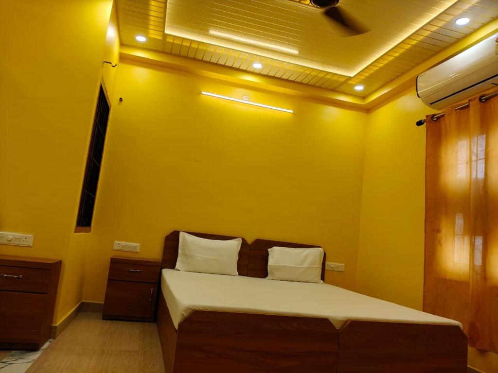 Postel nebo postele na pokoji v ubytování Vinayak Guest House