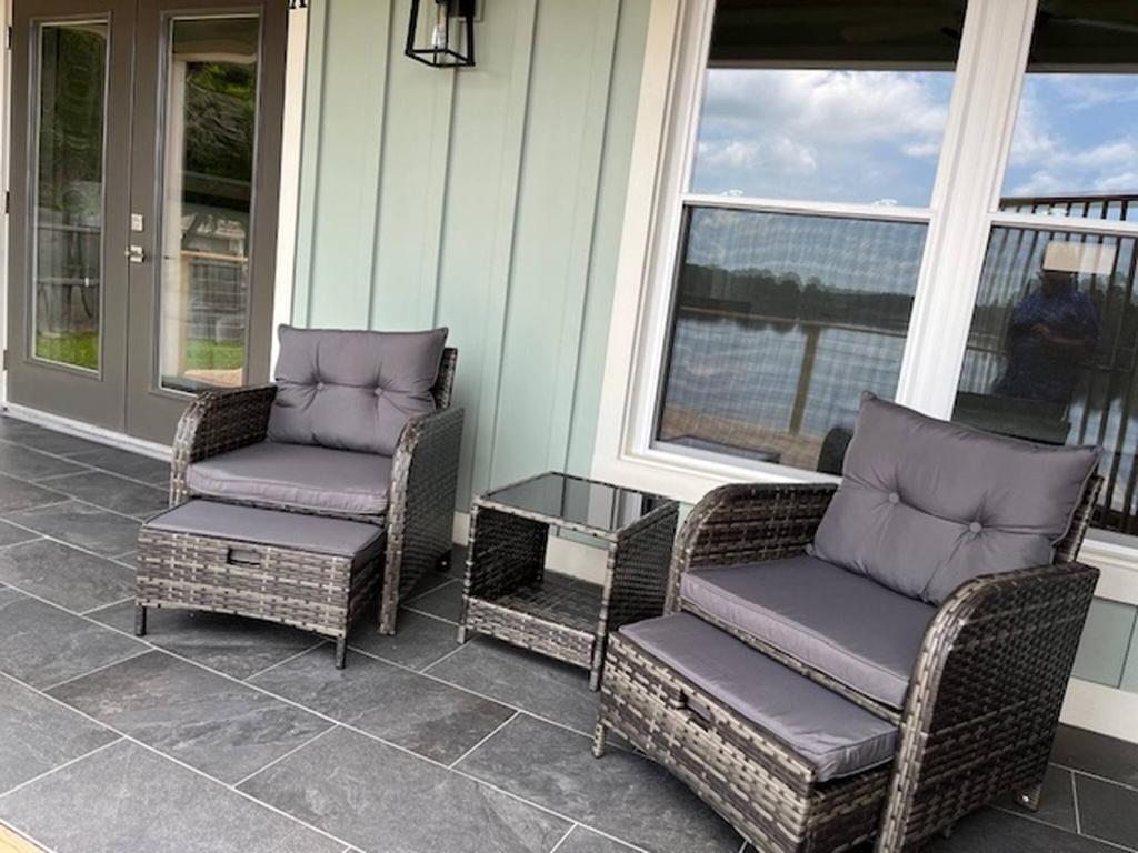 dos sillas de mimbre y una mesa en un porche en Lakefront Paradise!, en Hartsville
