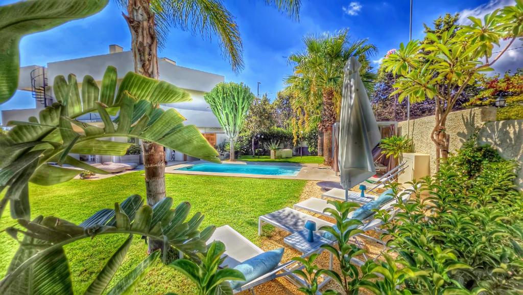 フォンターネ・ビアンケにあるShati Luxury - Private Heated Pool, Sea view Near beachのヤシの木が植わる庭園