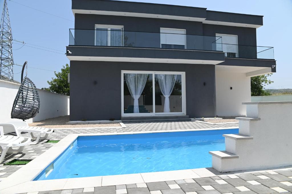 Πισίνα στο ή κοντά στο Vila Lux Mia