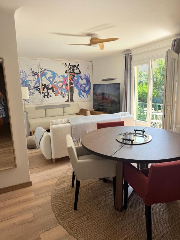 a living room with a bed and a table at Lorette Hideway in Saint-Tropez