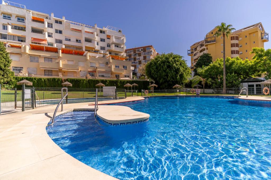 Apartamento con terraza soleada y piscina en Benalmádena cerca de la playa