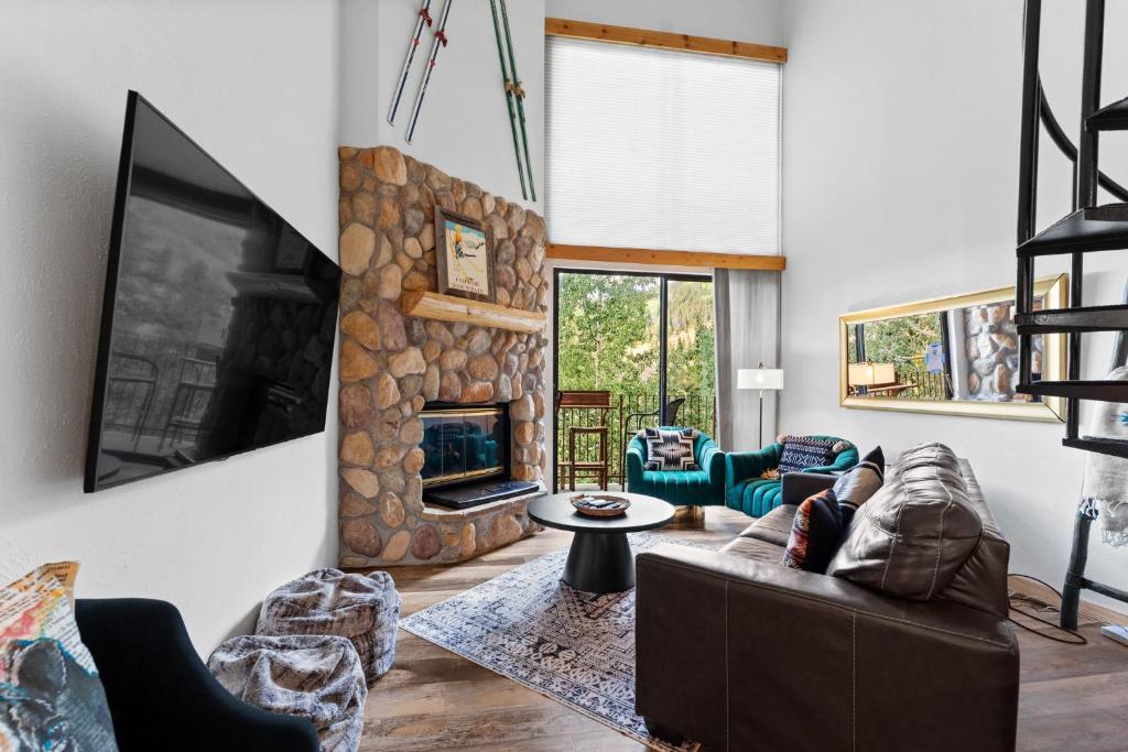 Μια τηλεόραση ή/και κέντρο ψυχαγωγίας στο Summit House East 313 by Summit County Mountain Retreats