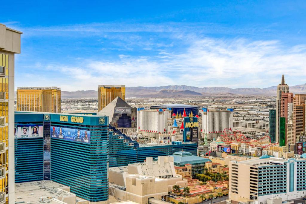 Cảnh núi rừng hoặc tầm nhìn ra núi từ căn hộ