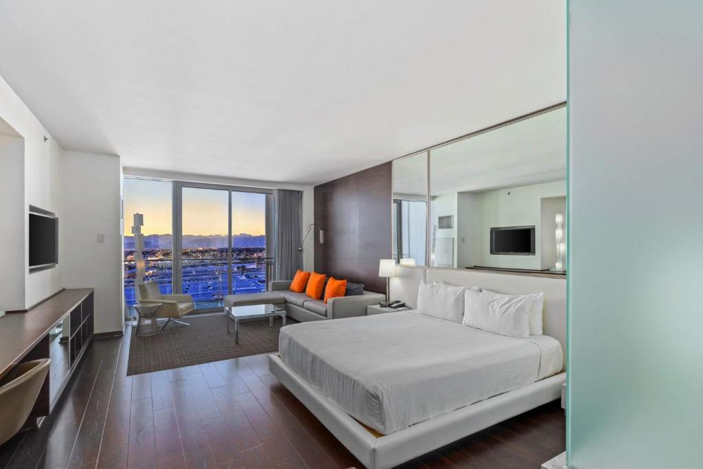 TV a/nebo společenská místnost v ubytování Studio with Stunning Views Balcony Access 23303