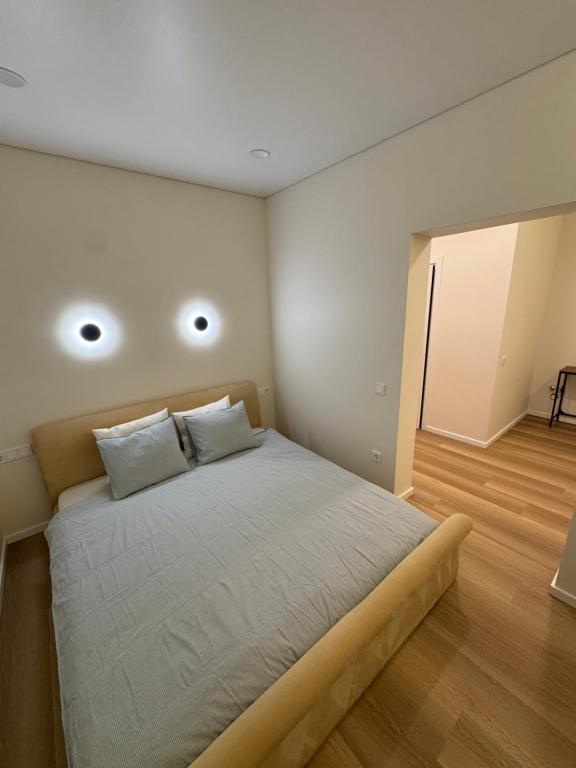Un dormitorio con una cama con dos almohadas encima. en 13 New Airport Apartment, en VNO