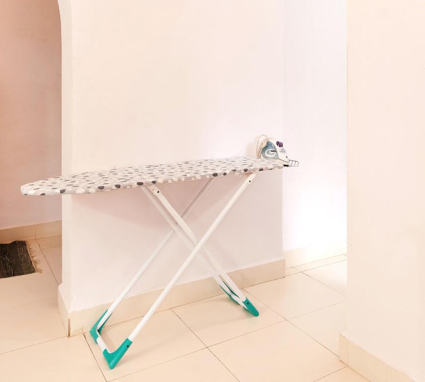 ein Regal an einer weißen Wand mit einem Surfbrett darauf in der Unterkunft Saurina's Beach Retreat near Candolim Beach in Goa