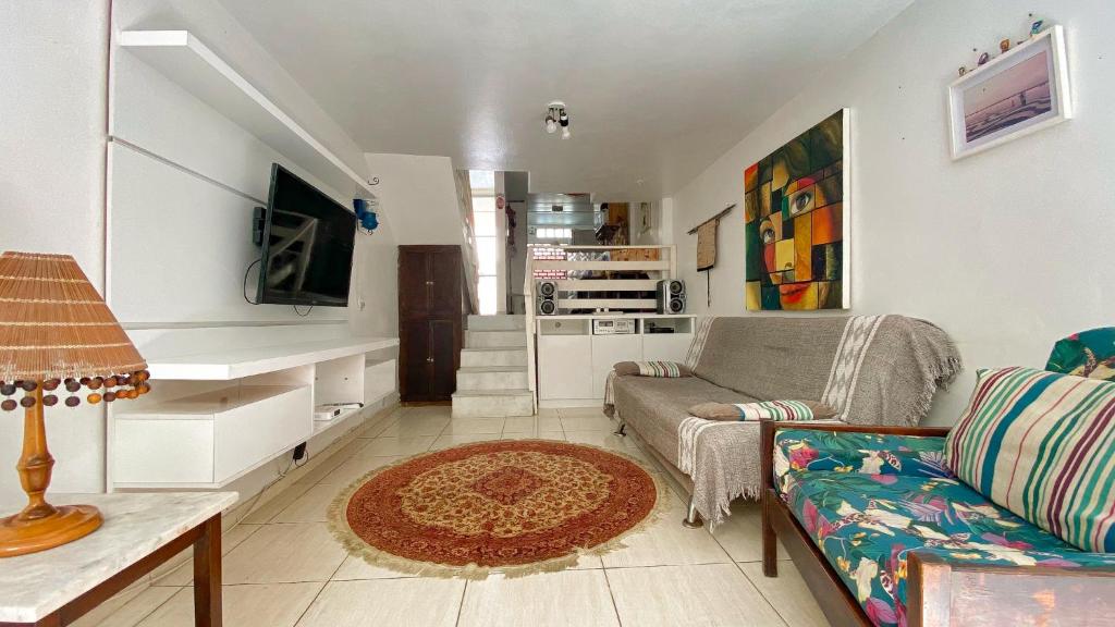 a living room with a couch and a table at Casa completa com 2 quartos, Perto de tudo in Cabo Frio