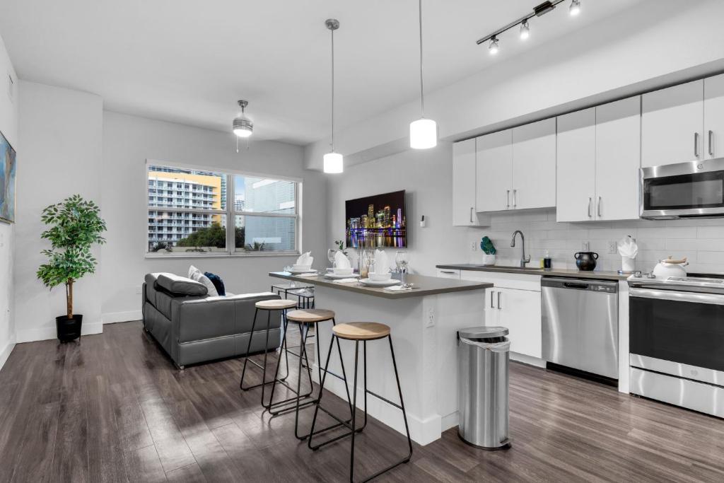 Kuchyň nebo kuchyňský kout v ubytování Sunny 1BR Unit With Free Parking Prime Location