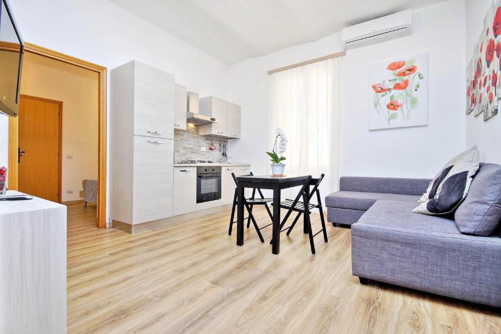 sala de estar con sofá y mesa en Holiday rental San Lorenzo district, en Roma