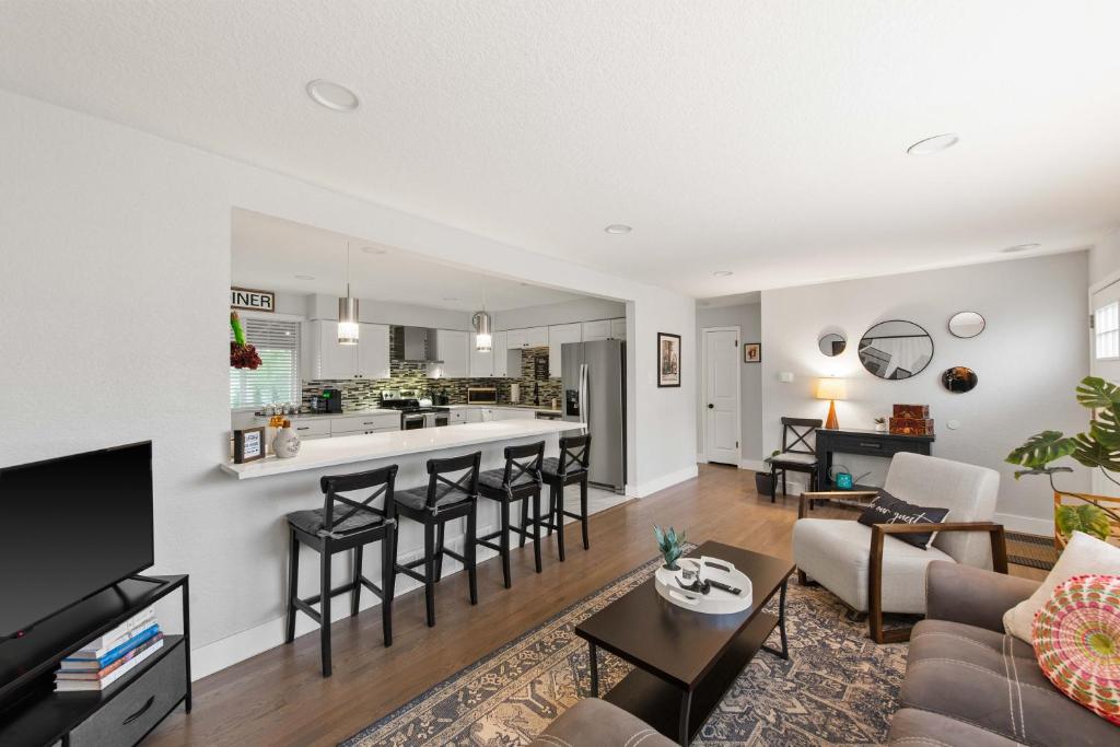 un soggiorno a pianta aperta con divano e cucina di Private 2BR Retreat Near Denver - Gray St ad Arvada