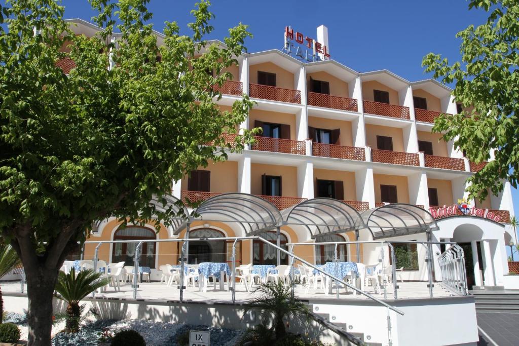 a view of the hotel from the street at Hotel Talao in Scalea