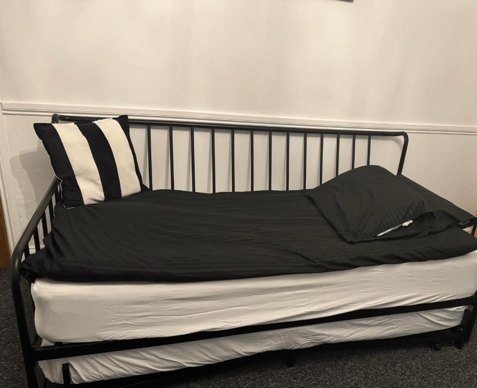 Postel nebo postele na pokoji v ubytování Flexy Room Located 2 Minutes From Gloucester Royal Hospital