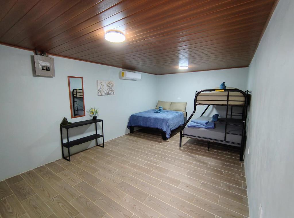 une chambre avec deux lits superposés et un plafond en bois dans l'établissement Corcovado Paradise Lodge, à Drake