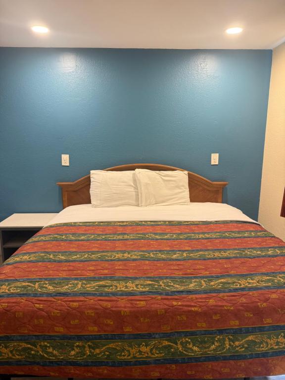 Anaheim National Inn - King Suite - Non-Smoking