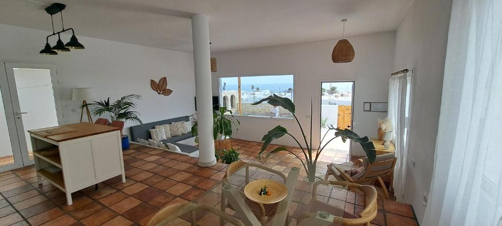 CocoMar I- Luxurious villa with heated pool near the sea في Guatiza: غرفة معيشة بها طاولة وكراسي