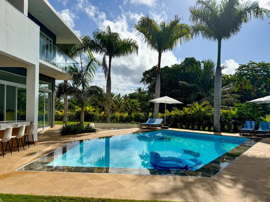 Bazén v ubytování Elysium Suits Maximum Comfort nebo v jeho okolí