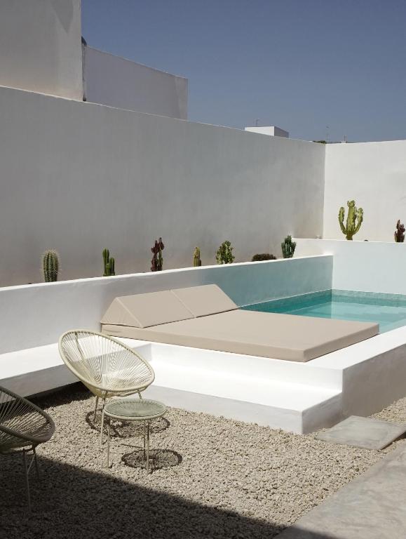 una mesa y dos sillas y una piscina en Casa Juana, en San Miguel de Abona
