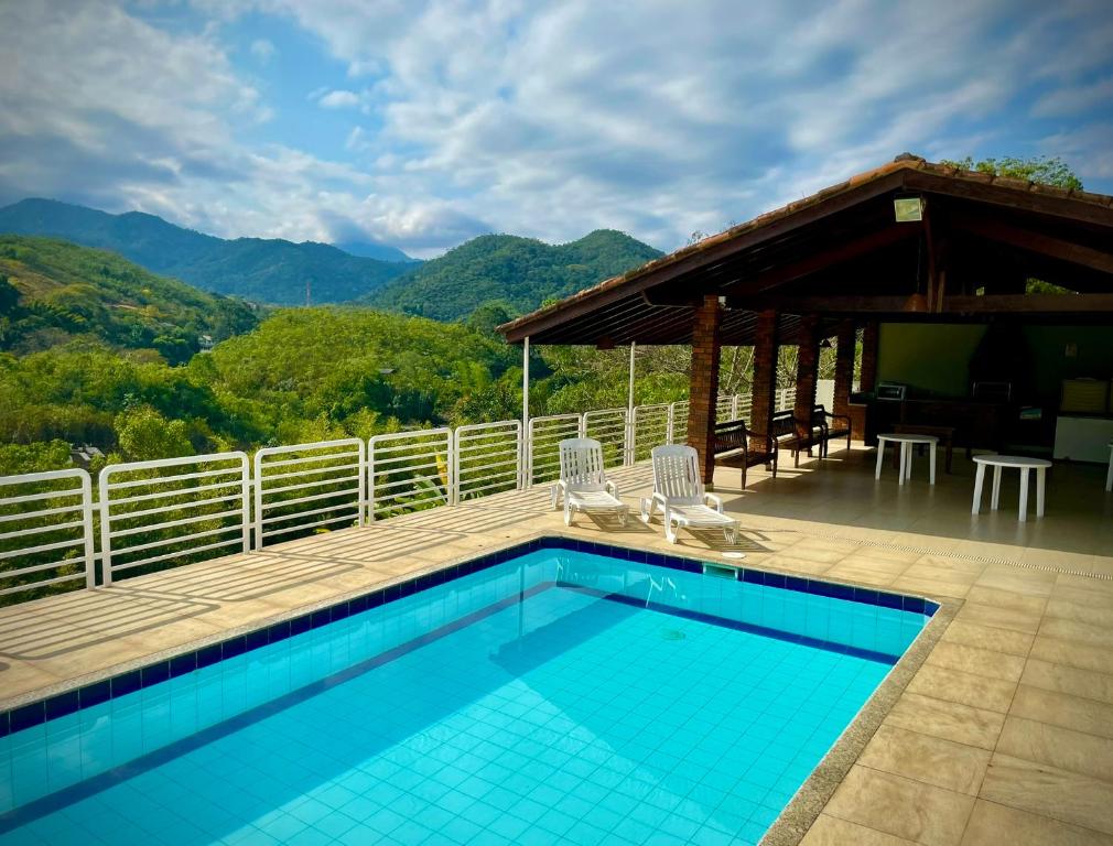 einen Pool mit Bergblick in der Unterkunft Casa Bela Vista - Penedo in Penedo