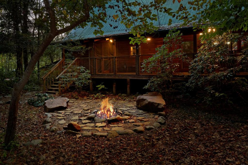 ガトリンバーグにあるCreeksong Holiday homeの丸太小屋前の炉
