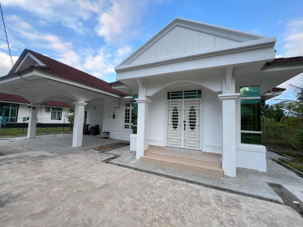 a house with a driveway in front of it at Casa De Harmoni in Pasir Puteh