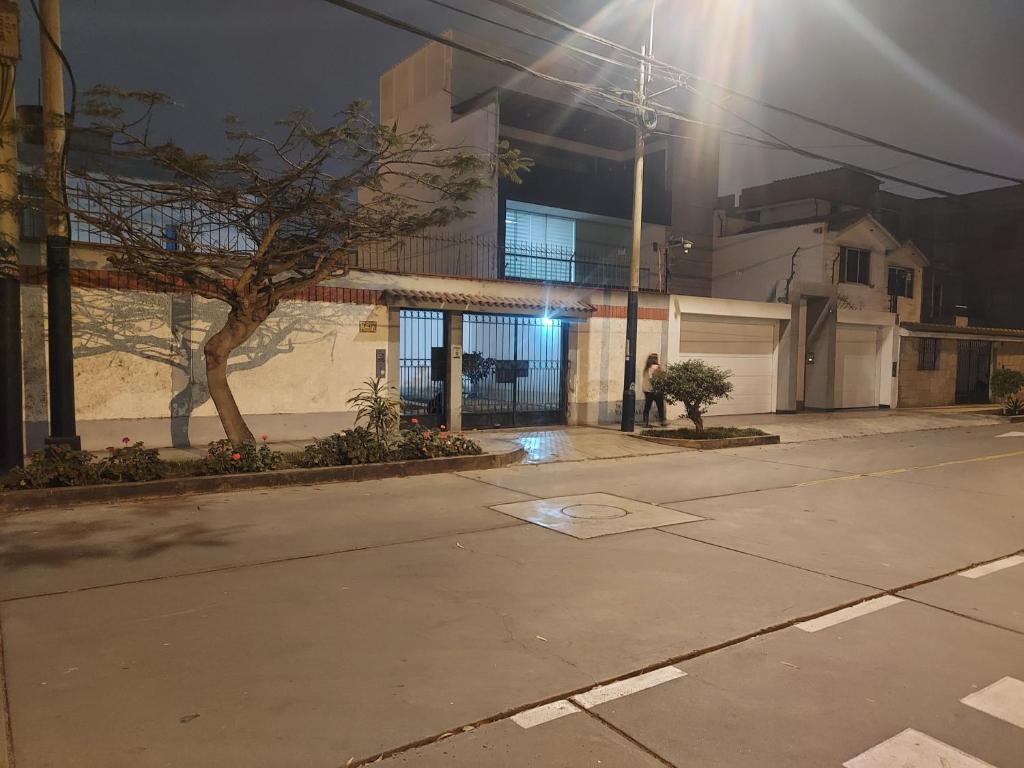 リマにあるKUSIHausの夜間の建物前の空き駐車場