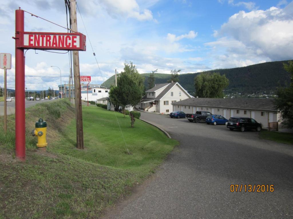 ein Schild für ein Restaurant am Straßenrand in der Unterkunft ValleyView Motel in Williams Lake