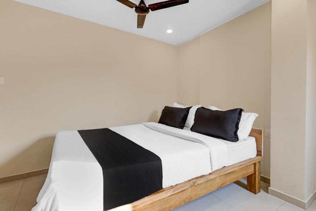 Giường trong phòng chung tại Hotel O M S Boarding and Lodging