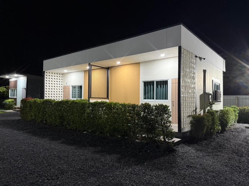 a house is lit up at night at ช้อนเงินรีสอร์ท in Chachoengsao