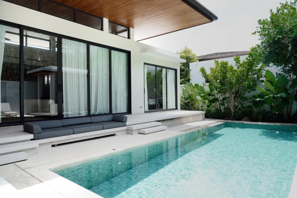 una casa con piscina al lado de una casa en Luxurious villa By IBG Property, en Ban Pak Lak