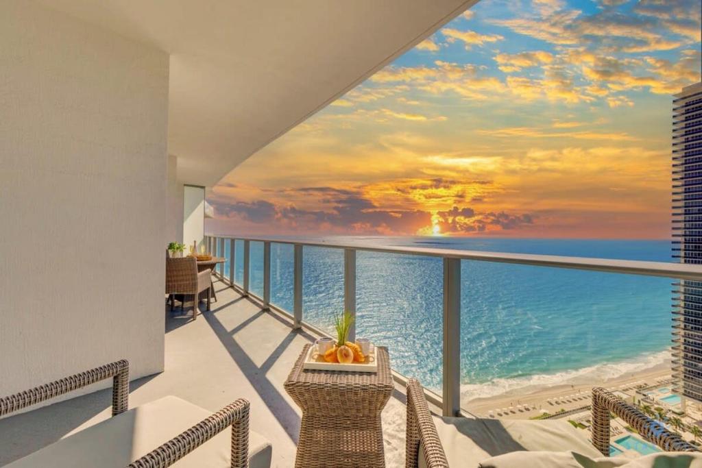 desde el balcón de un apartamento en condominio en 2BR Apt with Amazing Ocean View Balcony & Pool, en Beverley Beach