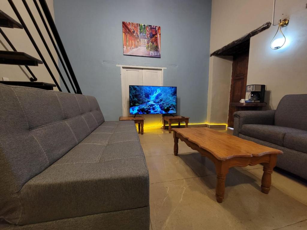 Χώρος καθιστικού στο loft 2 blocks from the cathedral