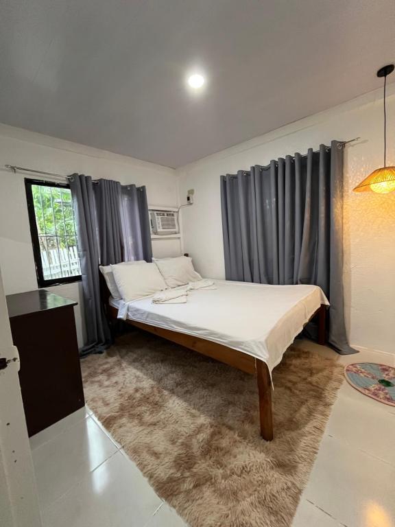 En eller flere senge i et værelse på 2BR spacious 600mbps 4 minutes walk to the beach